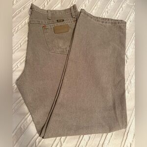 Wrangler Men's Relaxed Fit Jeans in Light Gray